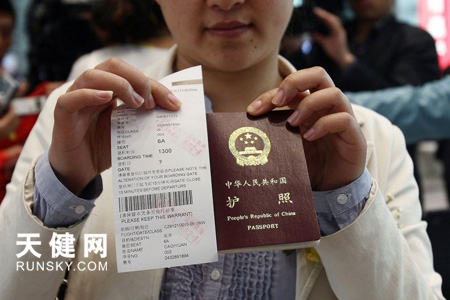 持護照的旅客在展示電子登機